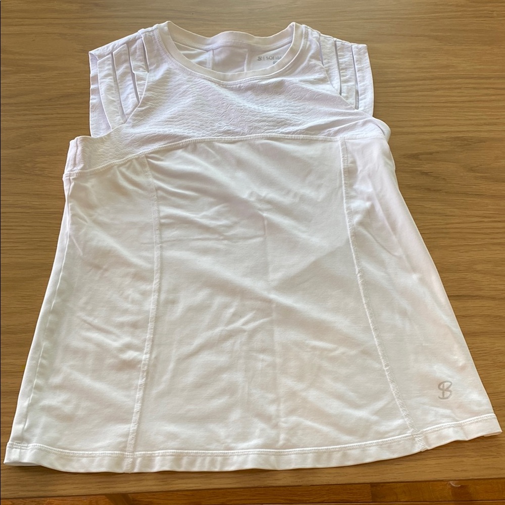 Cute sleeveless tennis top in white. Size small.
